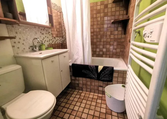 175 2 Pieces Rez De Chaussee Avec Piscine Quartier Mole Falaises アパート *